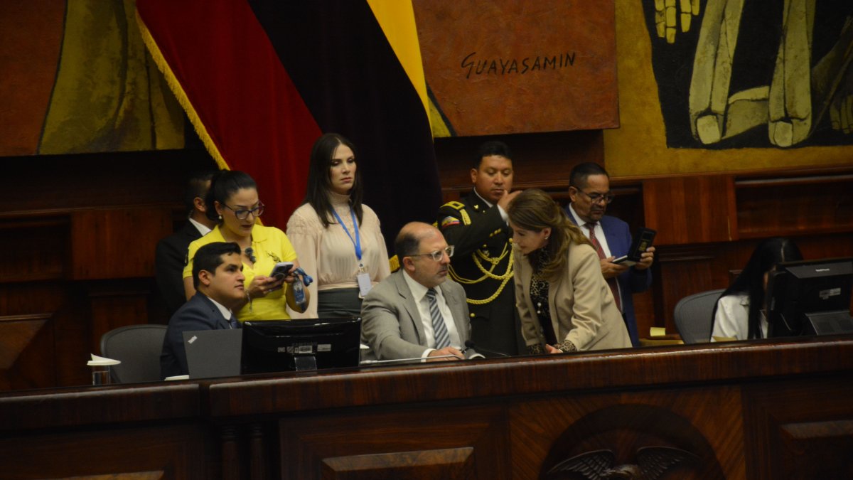 Discusión. En los corrillos legislativos, el tema del día fue la propuesta de reforma constitucional y no los apagones.