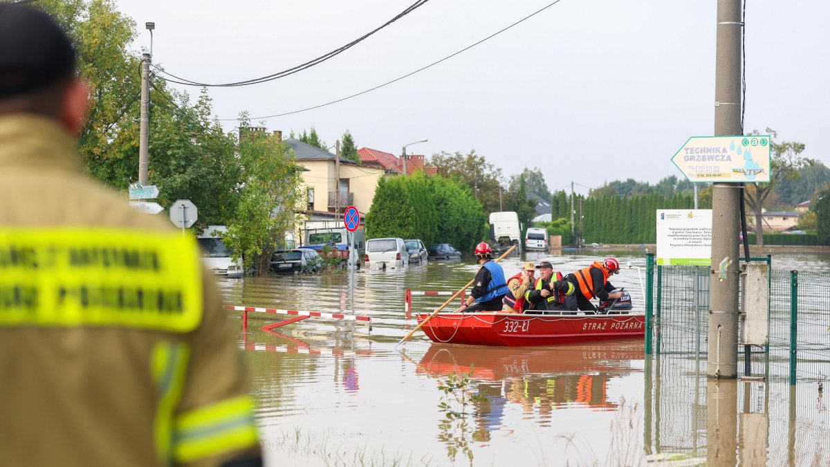 Los rescatistas trabajan en zonas inundadas en Czechowice-Dziedzice, sur de Polonia, el 17 de septiembre de 2024.