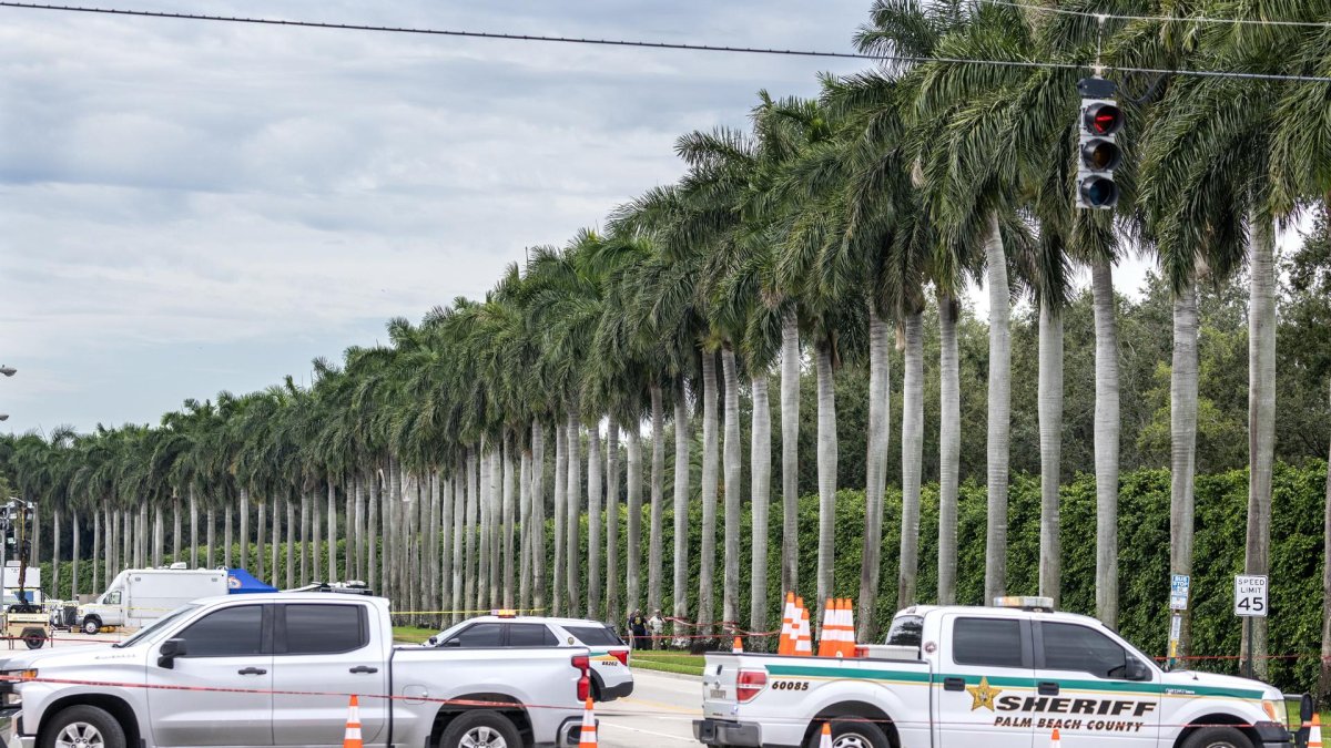 Oficiales del FBI revisan el costado del Trump International Golf Club en West Palm Beach, Florida, EE.UU., 17 de septiembre de 2024.