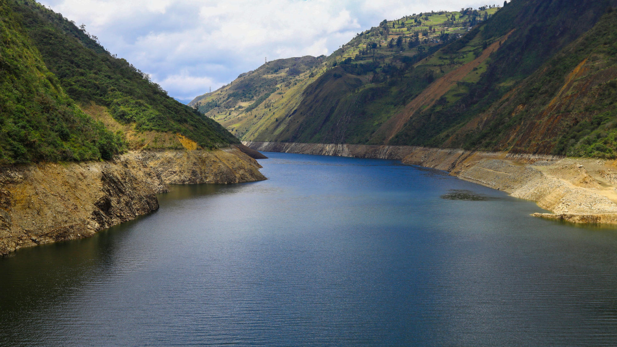 Fotografía del embalse Mazar este martes, en Sevilla de Oro (Ecuador).