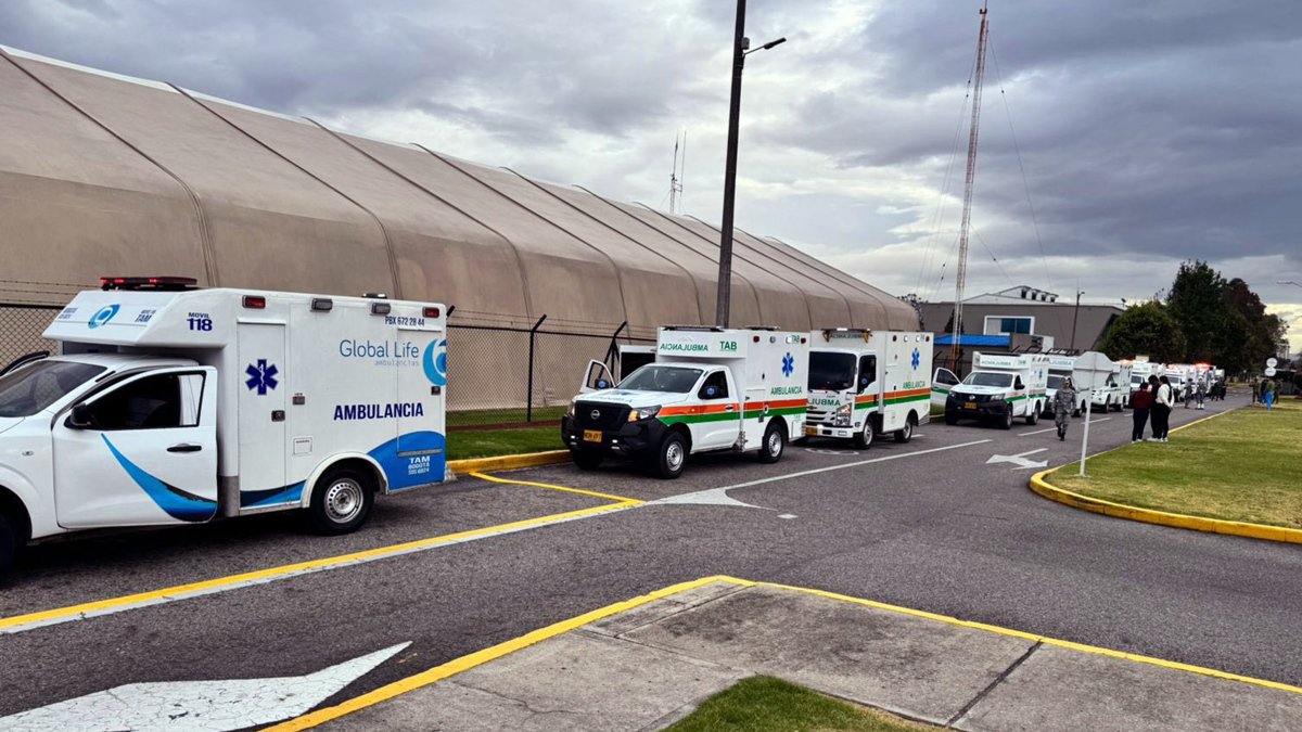 Ambulancias a la espera de soldados heridos en un ataque a la base militar de Puerto Jordán, en el departamento colombiano de Arauca.
