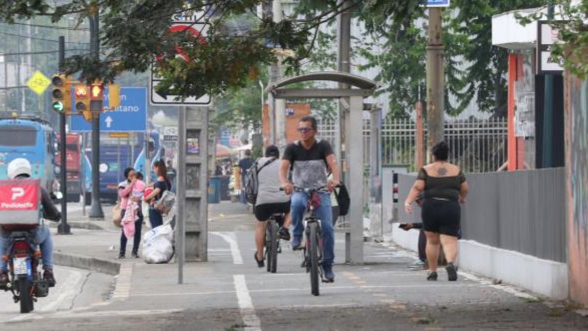 A decir de los ciclistas, uno de los problemas que experimentan es que en las ciclovía ya construidas estén habilitadas también aceras y hasta paraderos de buses.