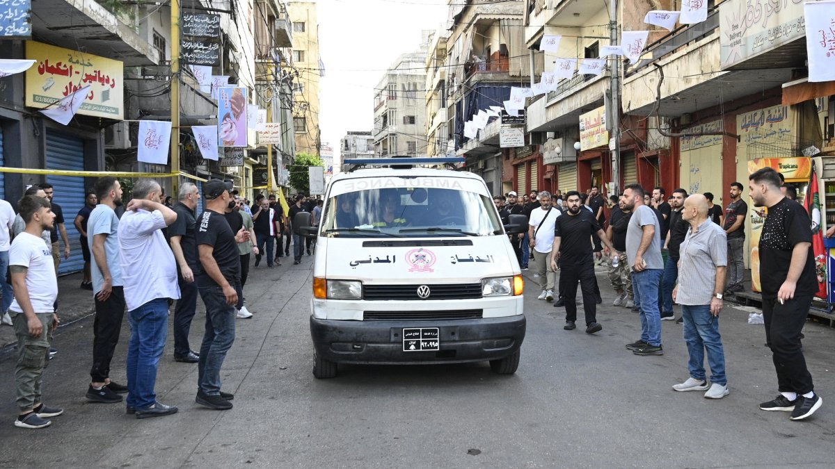 Una ambulancia viaja en el suburbio de Beirut después de nuevas explosiones, un día después de que la explosión de buscapersonas matara a 12 personas, en Líbano, el 18 de septiembre de 2024.