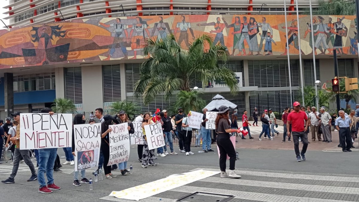 Trabajadores de prestadores externos protestan en las afueras del IESS.