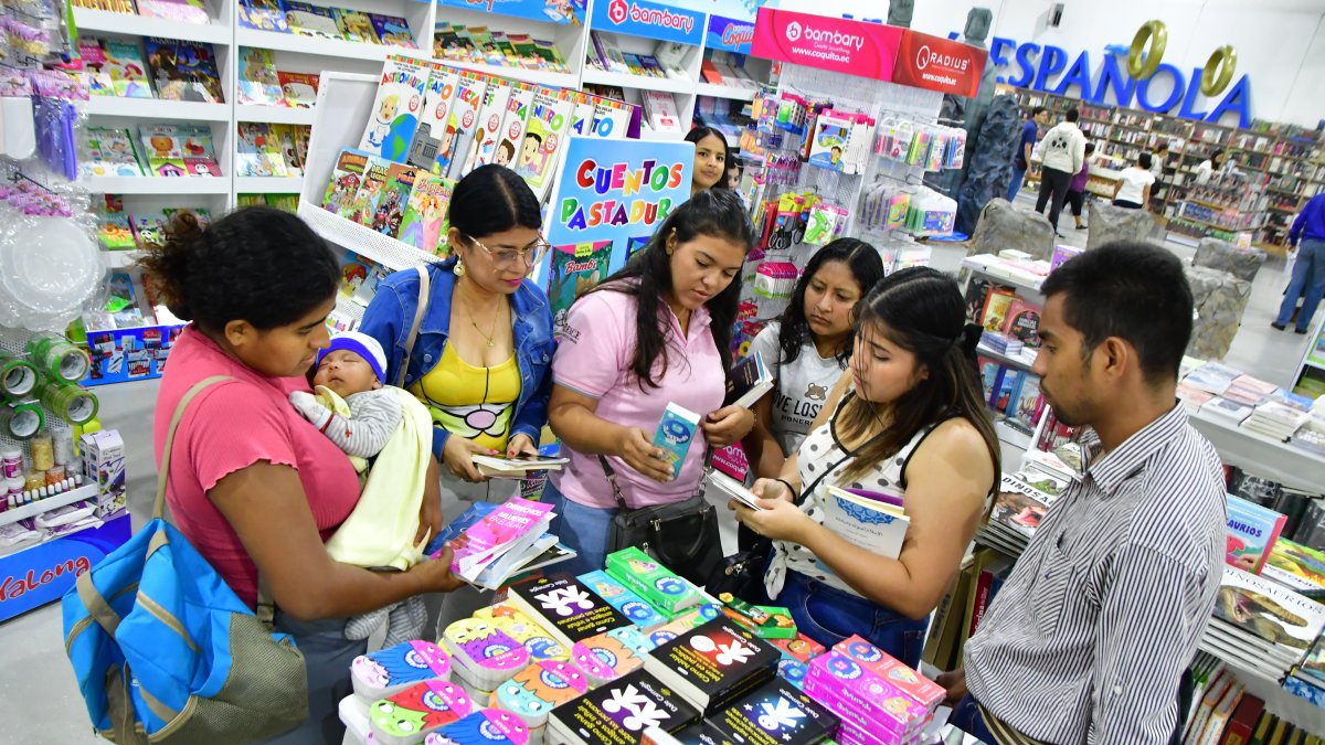 La feria del libro atrae a lectores de todas las edades.