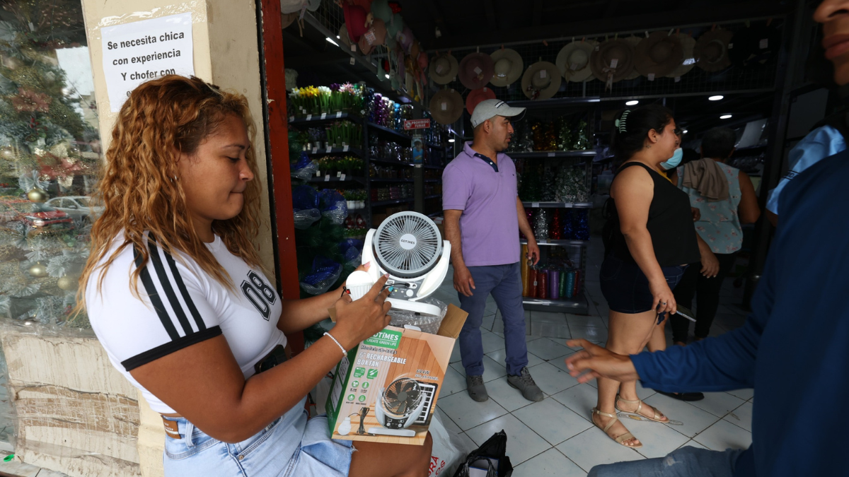 Guayaquileños han optado por comprar dispositivos que les permitan mitigar el calor durante el apagón nocturno.
