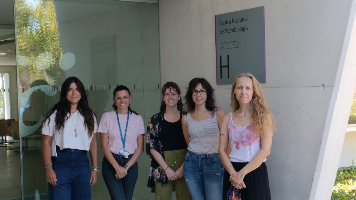 Autoras de la investigación a las puertas del Centro Nacional de Microbiología del Instituto de Salud Carlos III de Madrid