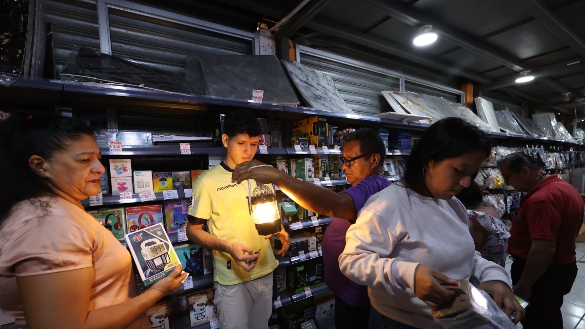 Ferretería. A lo largo de la calle Rumichaca, en el centro de Guayaquil, los locales estuvieron llenos de clientes desde temprano. En algunos se agotaron los focos.