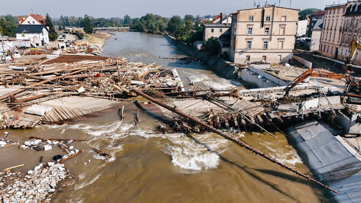 Una vista del puente destruido en la ciudad de Glucholazy en el voivodato de Opole, Polonia, el 18 de septiembre de 2024.