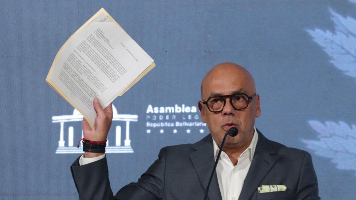 Jorge Rodriguez, de la Asamblea Nacional, sostiene un documento supuestamente firmado por el candidato de la oposición, este miércoles en Caracas (Venezuela).
