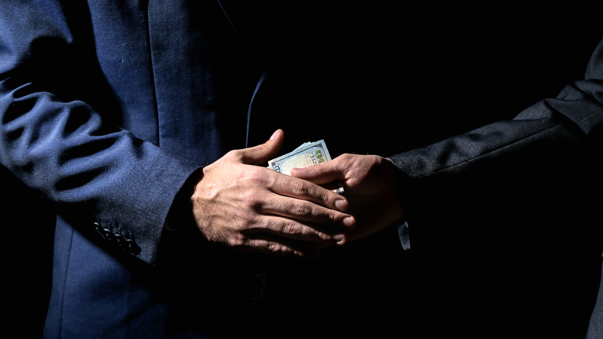 El supuesto abogado habría pedido grandes cantidades de dinero a su clienta.