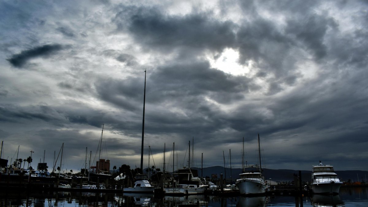 Se observa embarcaciones detenidas en el puerto de Ensenada en Baja California (México).