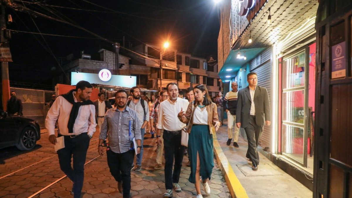 De izquierda a derecha Pedro Tapia, presidente del GAD Cumbayá; en el centro, Pabel Muñoz y Paola Romero.