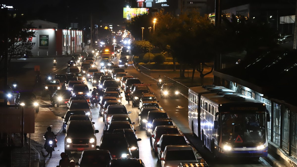 Alto tráfico por ciudadanos que buscan llegar a sus casas.