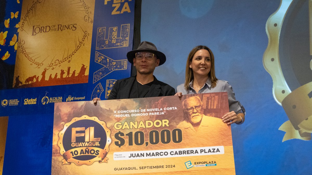 Jakk Cabrera es psicólogo clínico, obtuvo una mención en el concurso de novela corta La Linares, con su primera obra. Es autor de ‘Canción rota’ y ‘Corre, Charlie. ¡Corre!’.