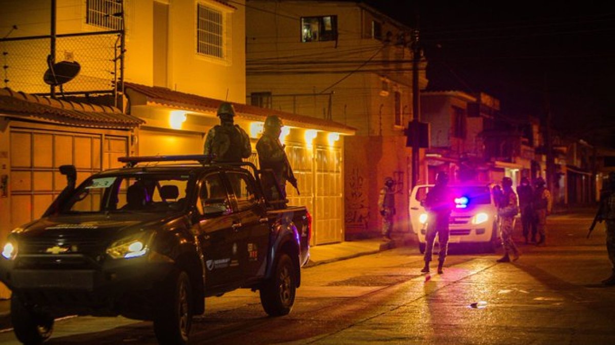 Militares patrullando por las calles de Guayaquil.