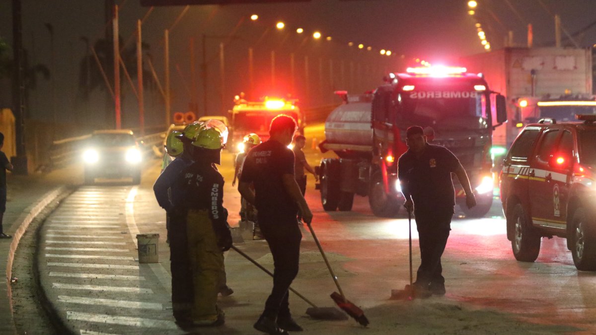 Limpieza de combustible regado en el puente de la Unidad Nacional.