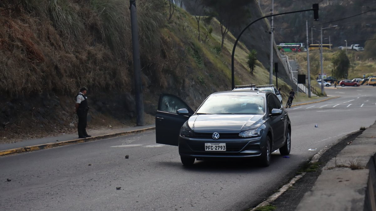 El auto quedó detenido sobre la avenida Pichincha, luego del ataque armado en el sector de El Trébol, centro de Quito.