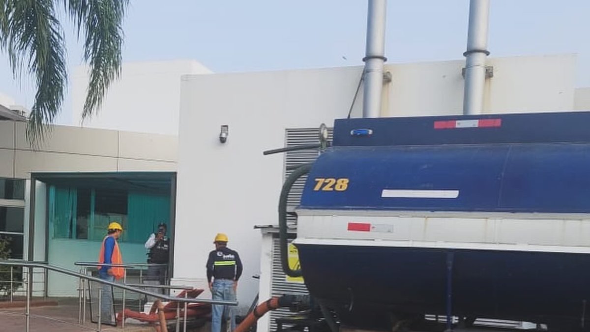 Tanqueros abasteciendo a instituciones.