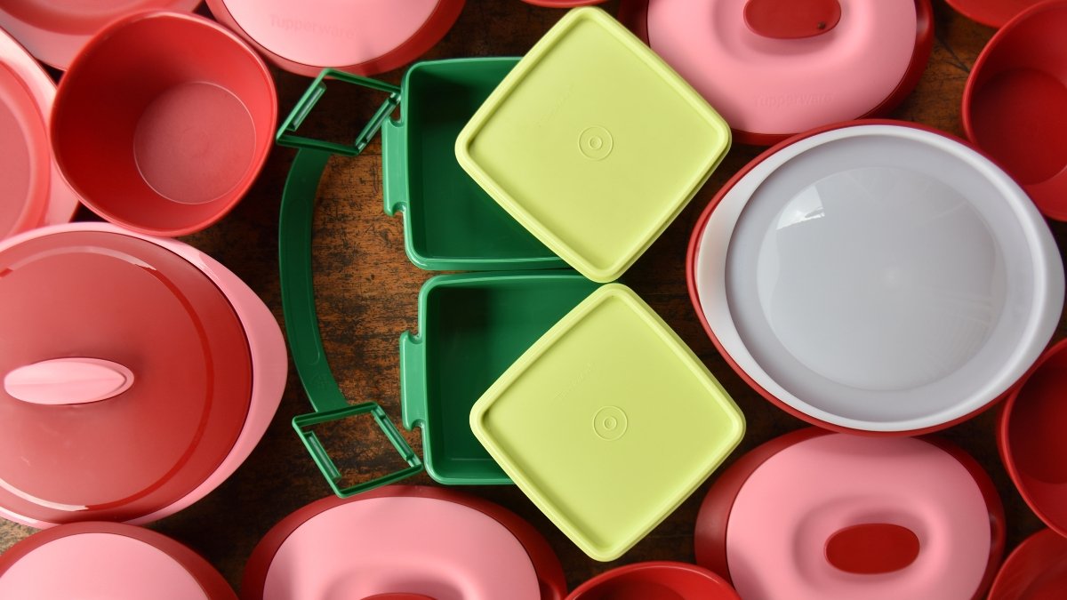 Tupperware una empresa multinacional estadounidense que produce líneas de productos para el hogar.