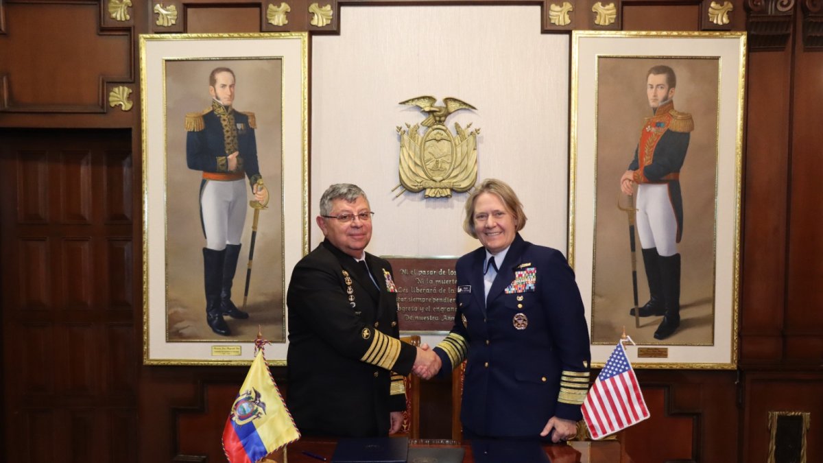 El acuerdo fue suscrito por la  almirante Linda L. Fagan, comandante de la Guardia Costera de los EE. UU., y el Almirante Miguel Córdova Chehab, comandante general de la Armada.