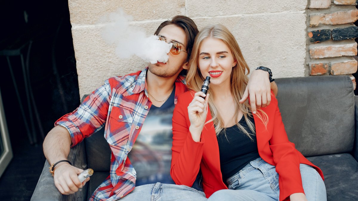 Los cigarrillos electrónicos o vapeadores son muy populares entre los jóvenes