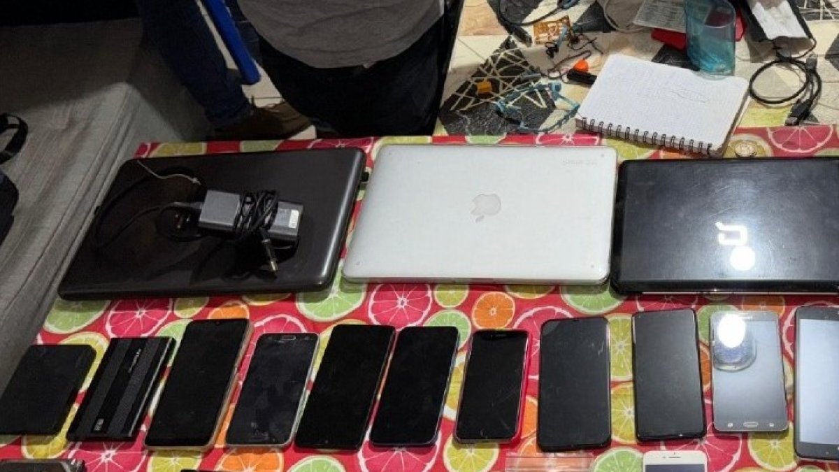 Más de 900 celulares se incautaron en la operación internacional que involucra a dos sospechosos de Ecuador.