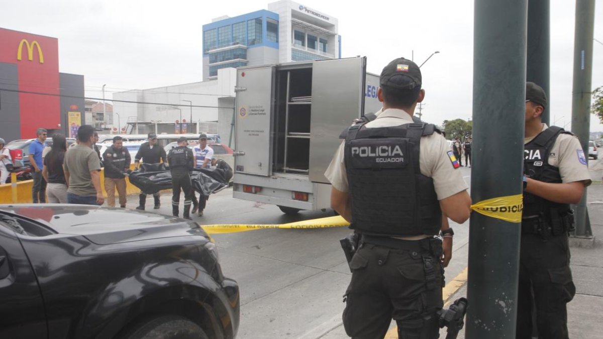 Medicina legal acudió al sitio para retirar el cuerpo del presunto delincuente abatido.