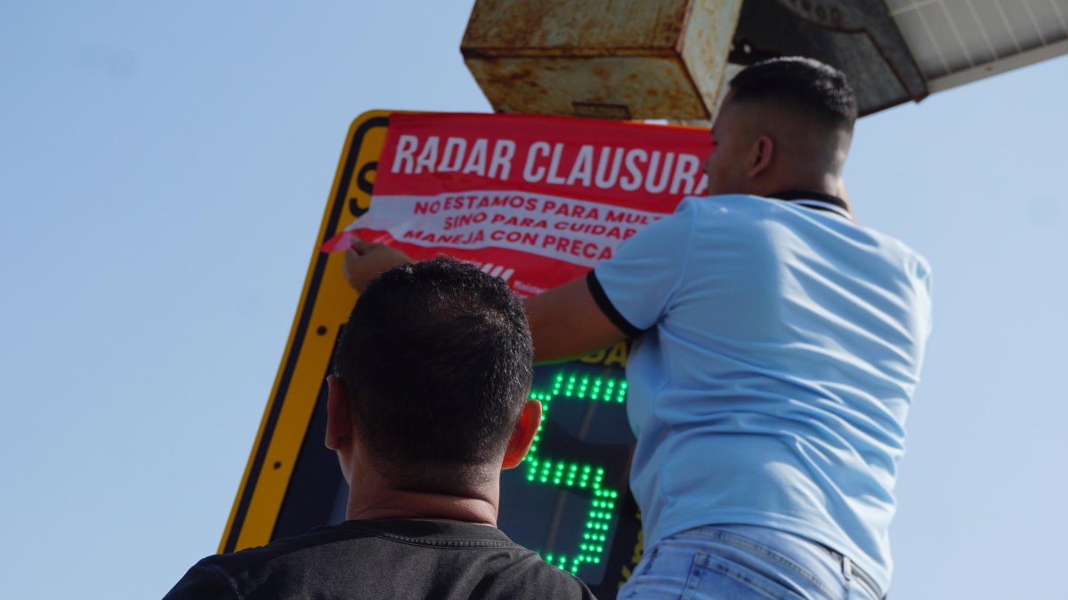 El momento en que se ubicó el sello de clausurado a los radares.
