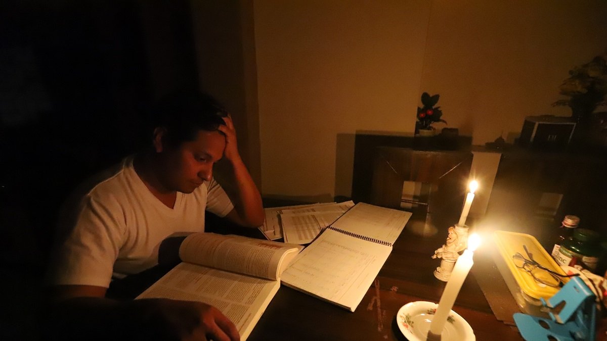 Hugo Alfonso encendió velas para estudiar la madrugada de este jueves 19 de septiembre, durante el apagón en Guayaquil.