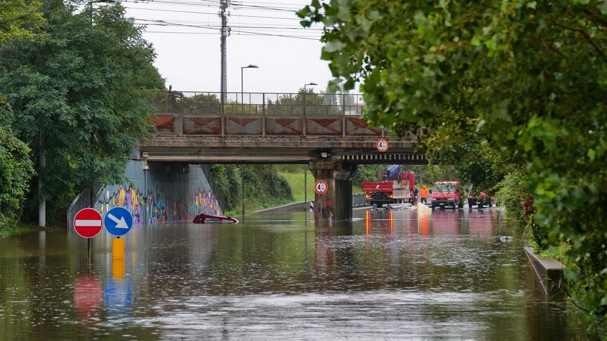 Un coche queda atrapado en el paso subterráneo de Celle tras la ola de mal tiempo que azotó el centro de Italia, en Rimini, región de Emilia-Romaña, Italia, el 19 de septiembre de 2024.