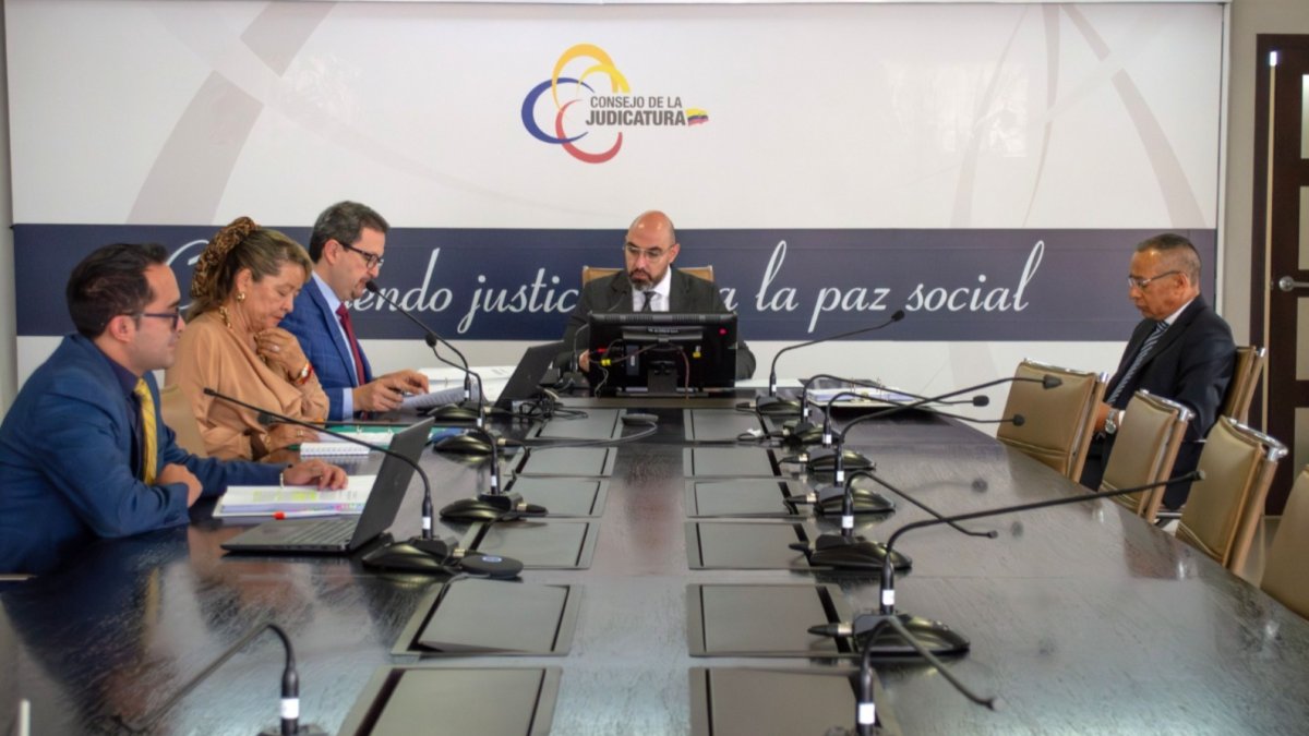 Figura. Mario Godoy (centro) es el presidente del Consejo de la Judicatura desde julio hasta enero de 2025.