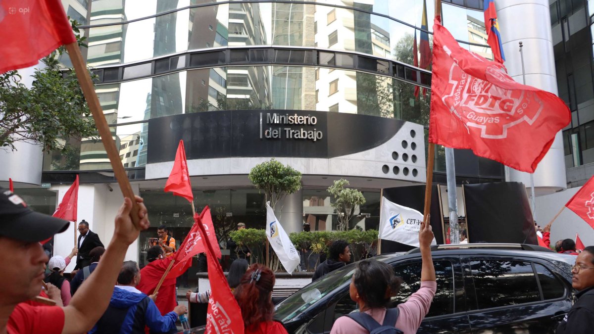 El Frente Unitario de Trabajadores (FUT) realizó un plantón, para solicitar que se deroguen cinco acuerdos firmados por el Ministerio de Trabajo.
