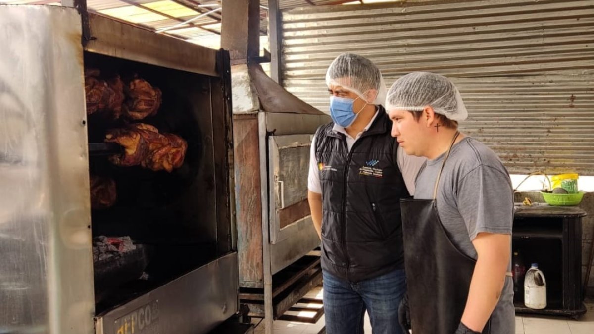 Control. Un técnico de Arcsa revisa el cumplimiento de las normas de higiene.