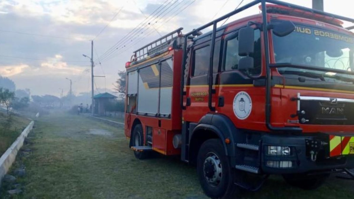 Imagen referencial. El vehículo pesado acudía a un incendio forestal en Nayón.