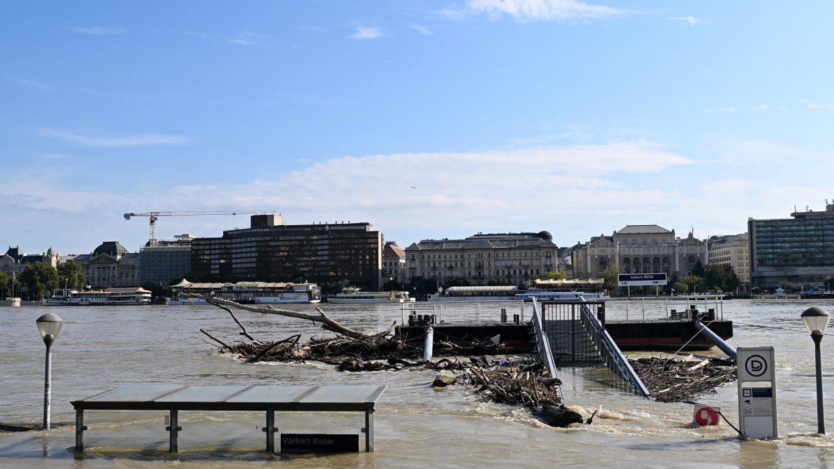 Restos de madera y ramas de árboles aparecen atrapados en un muelle en el desbordado río Danubio en el centro de Budapest, Hungría, el 20 de septiembre de 2024.