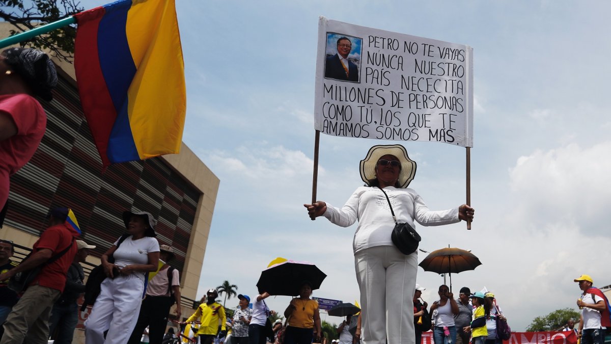 Una mujer sostiene un cartel durante una marcha en apoyo al gobierno del presidente de Colombia, Gustavo Petro, este jueves en Cali (Colombia).