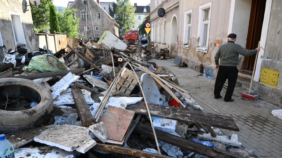 Daños en calles inundadas tras las inundaciones en Ladek-Zdroj, suroeste de Polonia, 20 de septiembre de 2024.