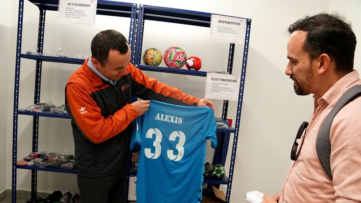 Durante una de las inspecciones en los vagones del Metro, el personal encontró un uniforme deportivo completamente nuevo.