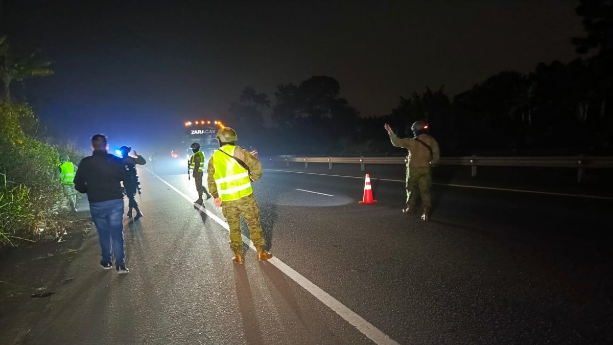 Vías. Durante el recorrido realizado por EXPRESO hubo presencia del Ejército, que resguardaba la carretera. 
AG PERIODISTAS