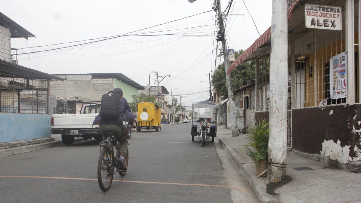 Acto. La persona baleada estaba conversando con amigos.