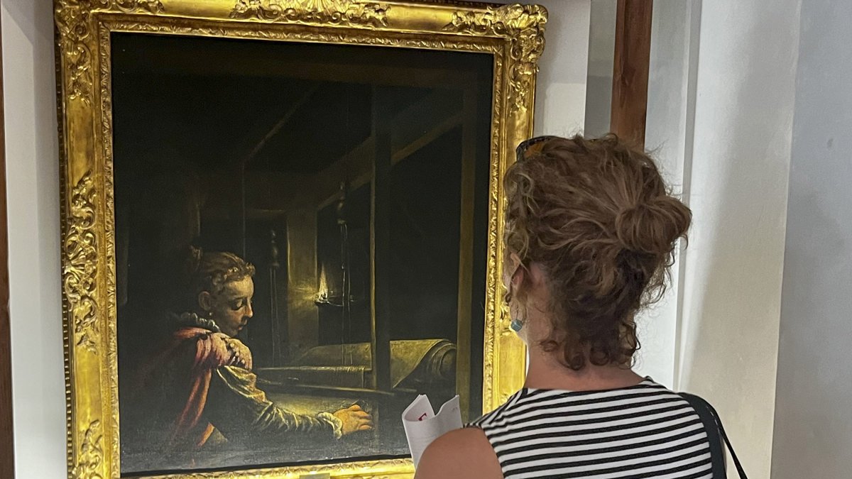 Una mujer observa una de las piezas expuestas en la exposición que los Foros de Roma han dedicado a Penélope.