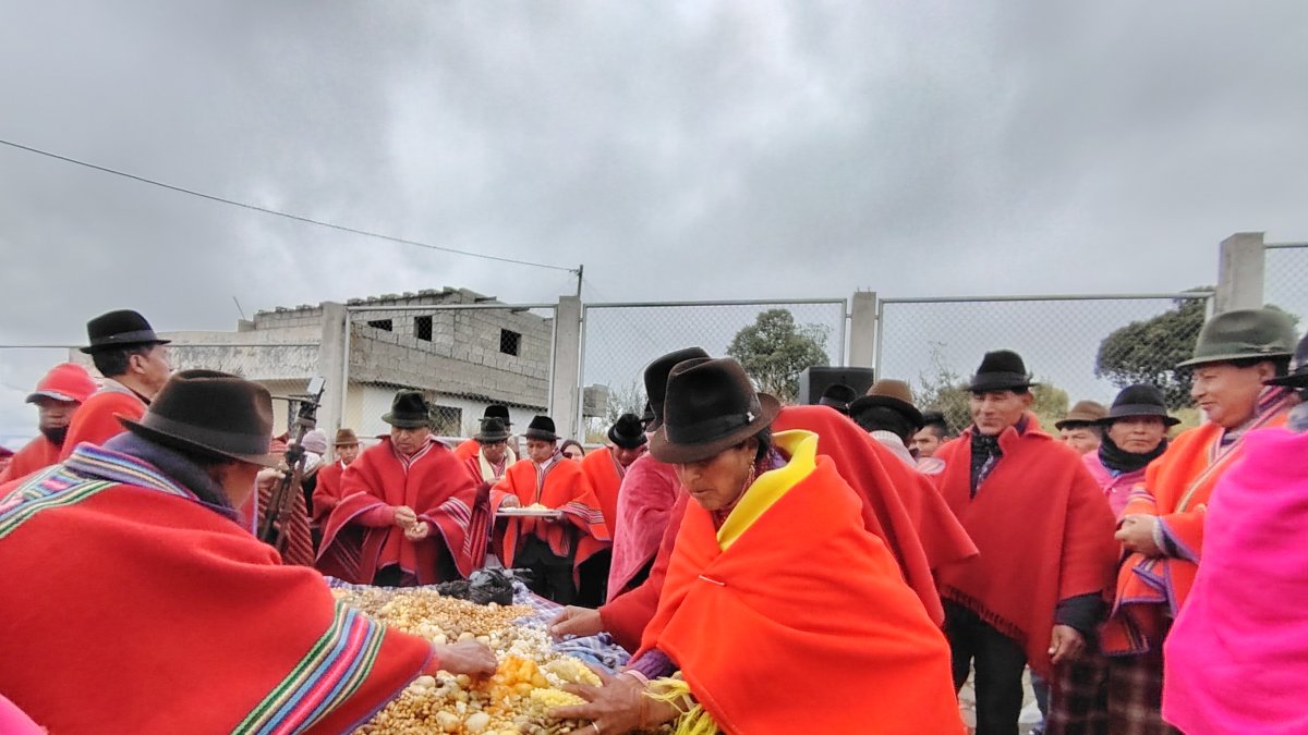 Latacunga. En la pampamesa todos aportan con alimentos. Se colocan papas, mellocos, habas y tostado.