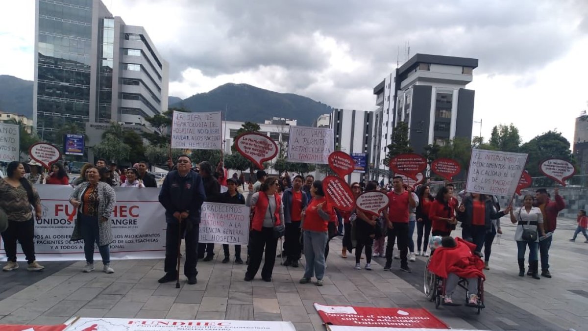 La Fundación Hemofílica Ecuatoriana (Fundhec) realizó un plantón en Quito, por la falta de medicamentos para los pacientes.