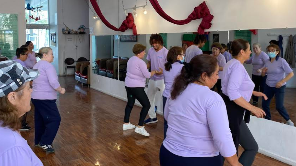 En la Casa Somos de Cotocollao, algunas adultas mayores son parte de las clases de baile. El envejecimiento activo es una forma de prevenir el Alzheimer.