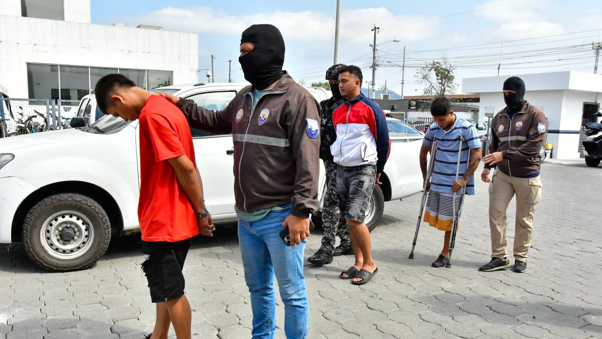 Un hombre en muletas, entre los tres detenidos por asesinato en el suburbio de Guayaquil.