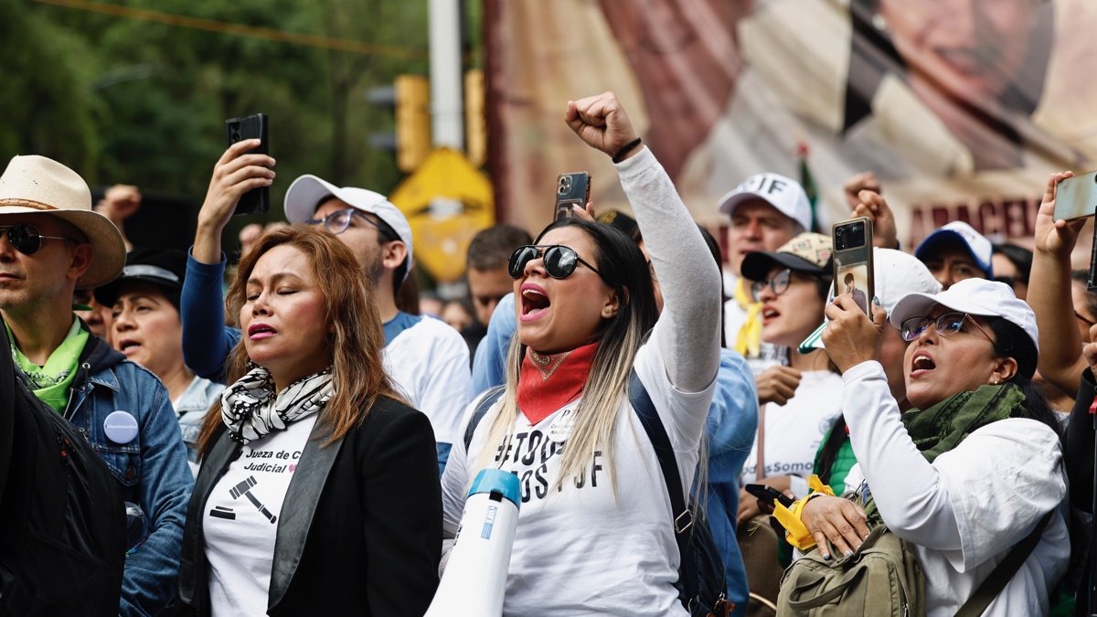 Trabajadores del poder judicial de la federación que protestan en los alrededores del Senado de la República, en Ciudad de México.