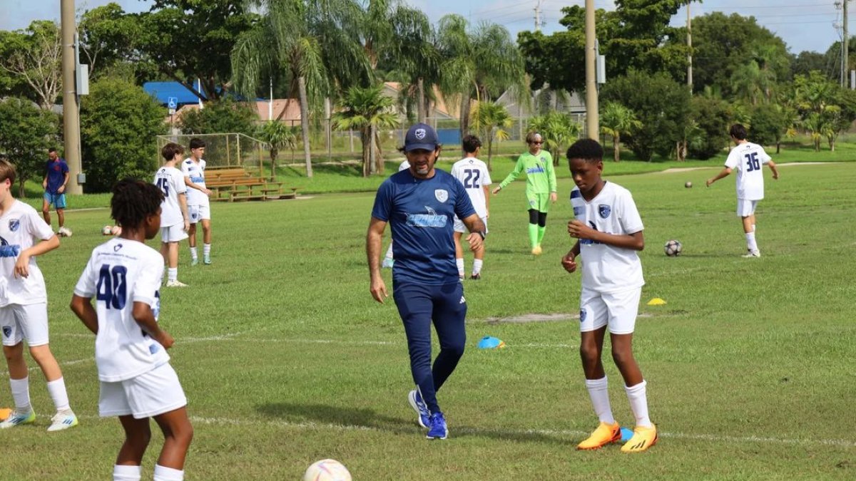Bolívar Vera es entrenador de la categoría sub-13 y sub-14 del club Davie United, de Estados Unidos.