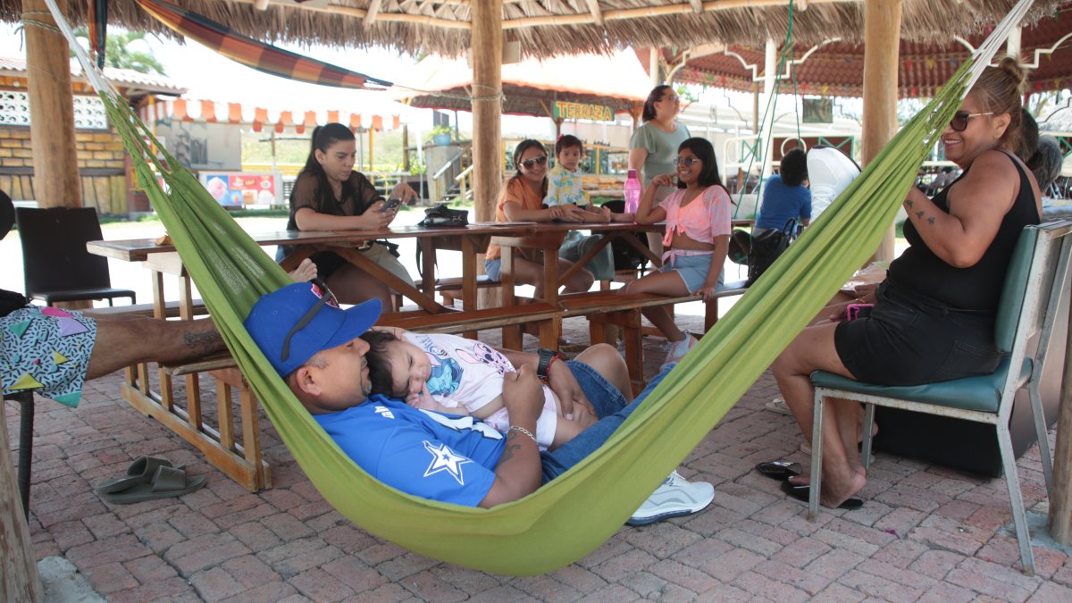 Una familia disfruta de un día de campo en la vía a la costa, cerca de la ciudad de Guayaquil.