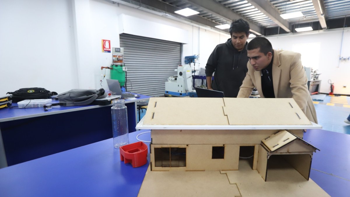 Los estudiantes de la Uisek trabajan durante cada semestre en proyectos que desarrollan en grupos.